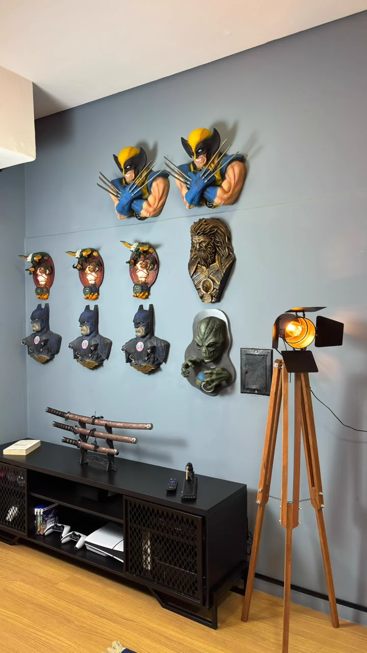 Lounge do estúdio Di Prado Tattoo com decoração temática