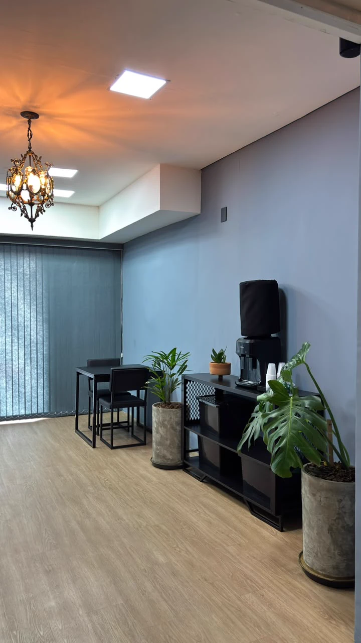 Área de convivência do estúdio Di Prado Tattoo com plantas e mesa