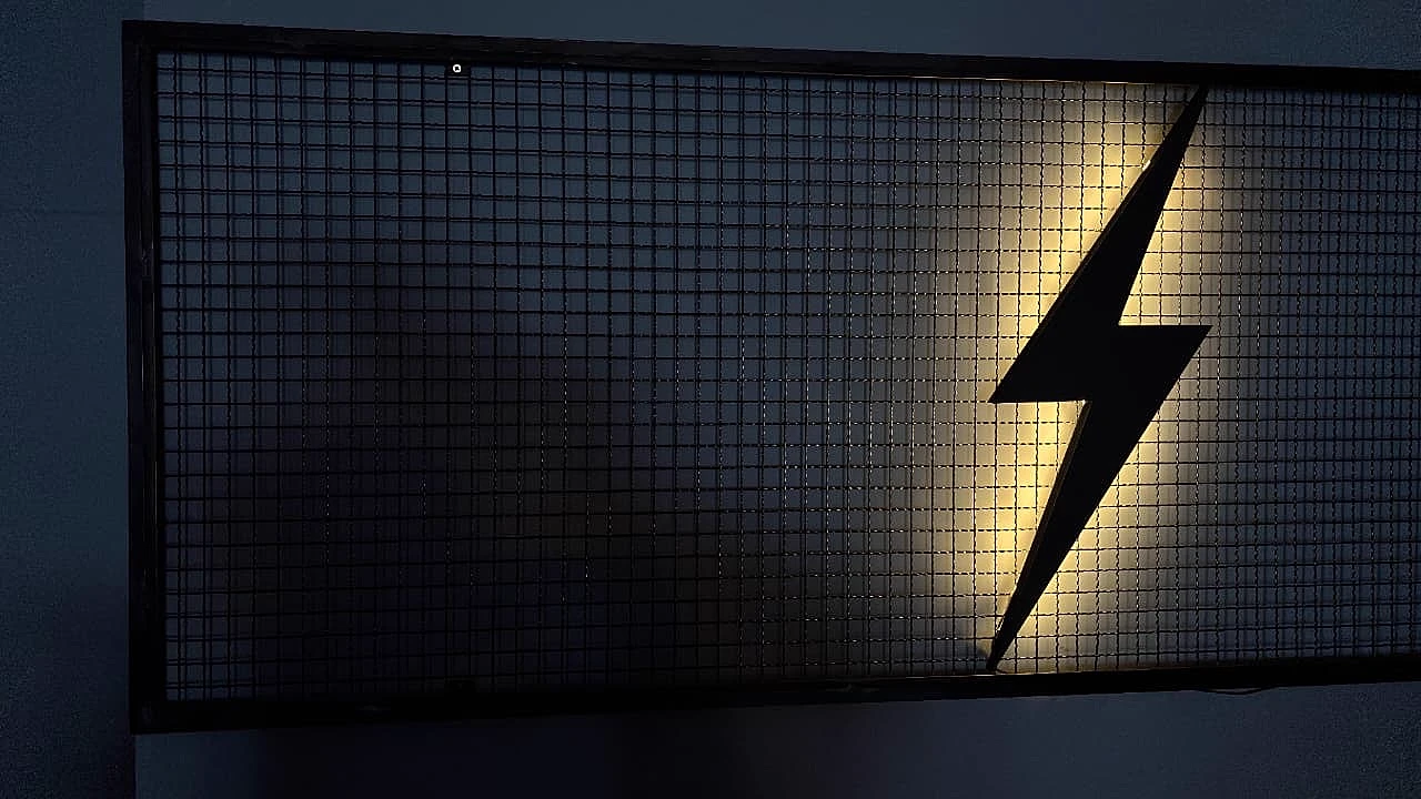 Placa iluminada com raio — Di prado Tatoo